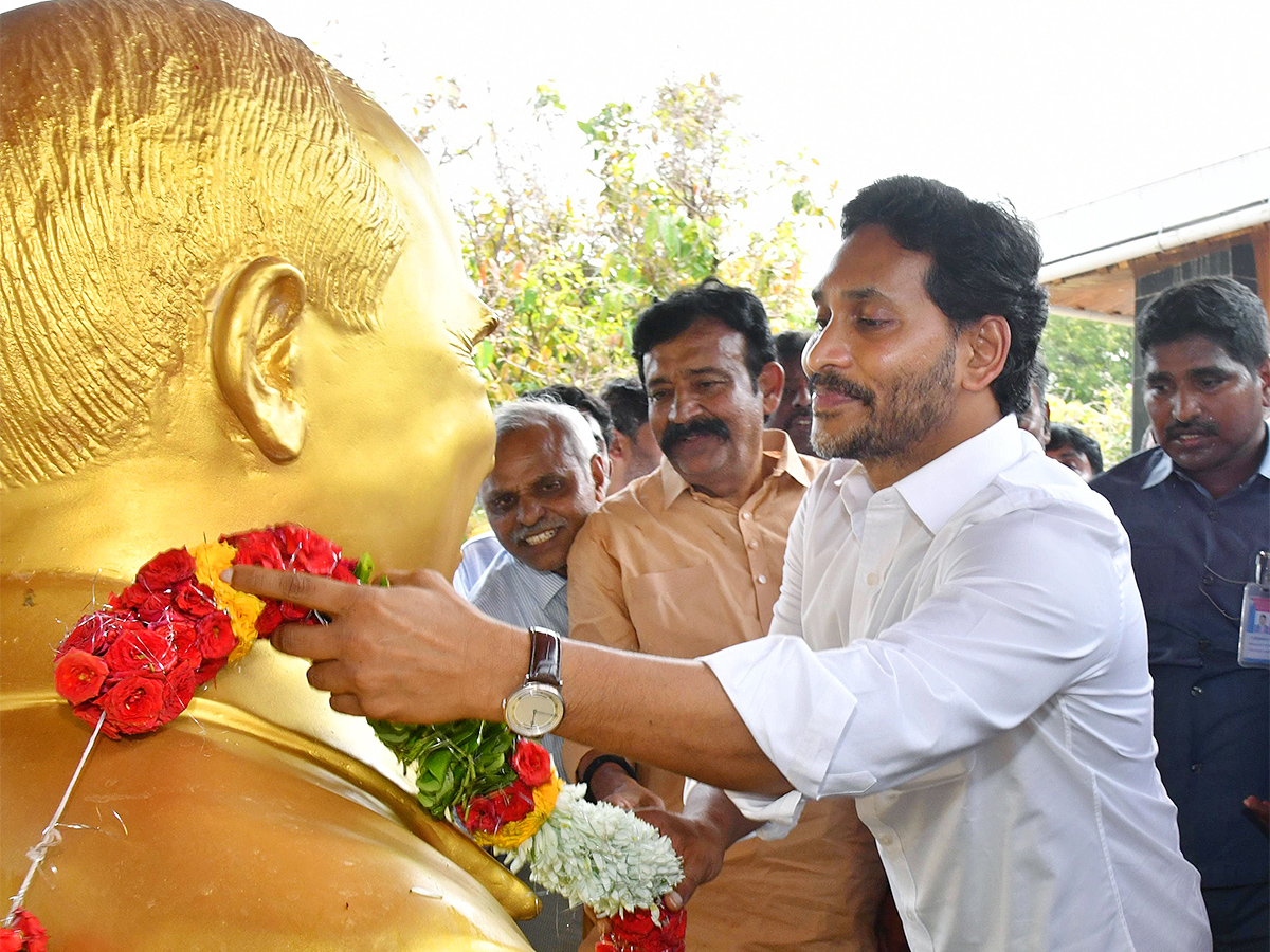 YS Jagan Pays Tribute To Dr YS Rajasekhara Reddy at YSR Ghat24