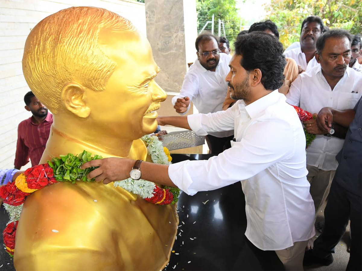 YS Jagan Pays Tribute To Dr YS Rajasekhara Reddy at YSR Ghat3