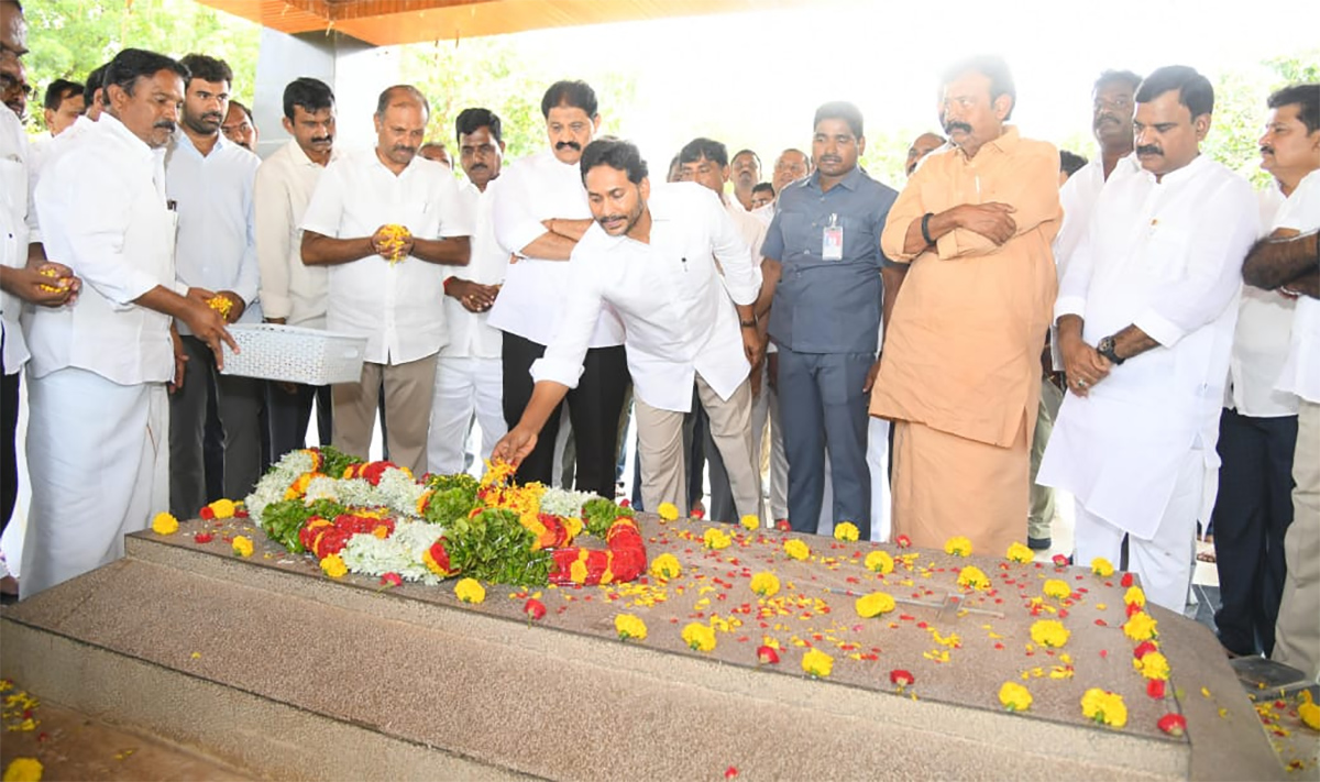 YS Jagan Pays Tribute To Dr YS Rajasekhara Reddy at YSR Ghat4