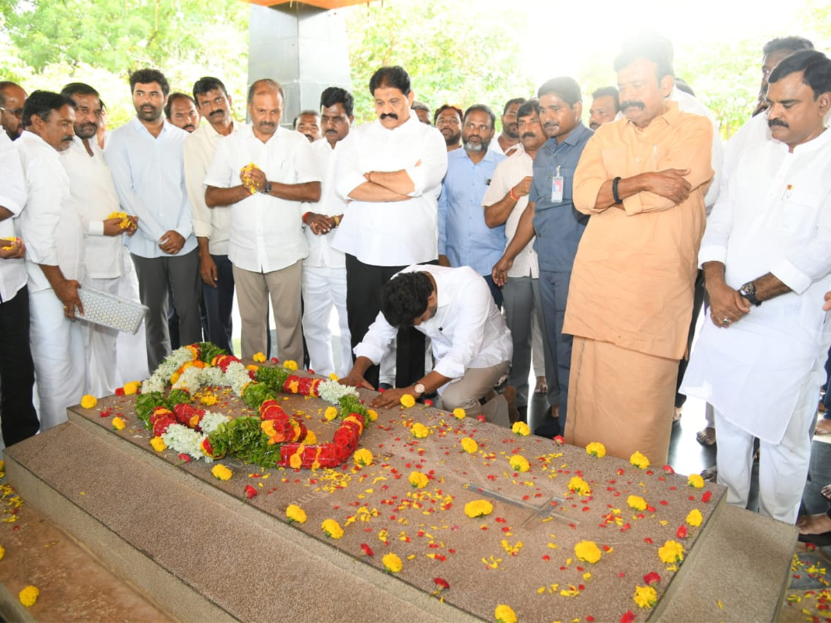 YS Jagan Pays Tribute To Dr YS Rajasekhara Reddy at YSR Ghat5