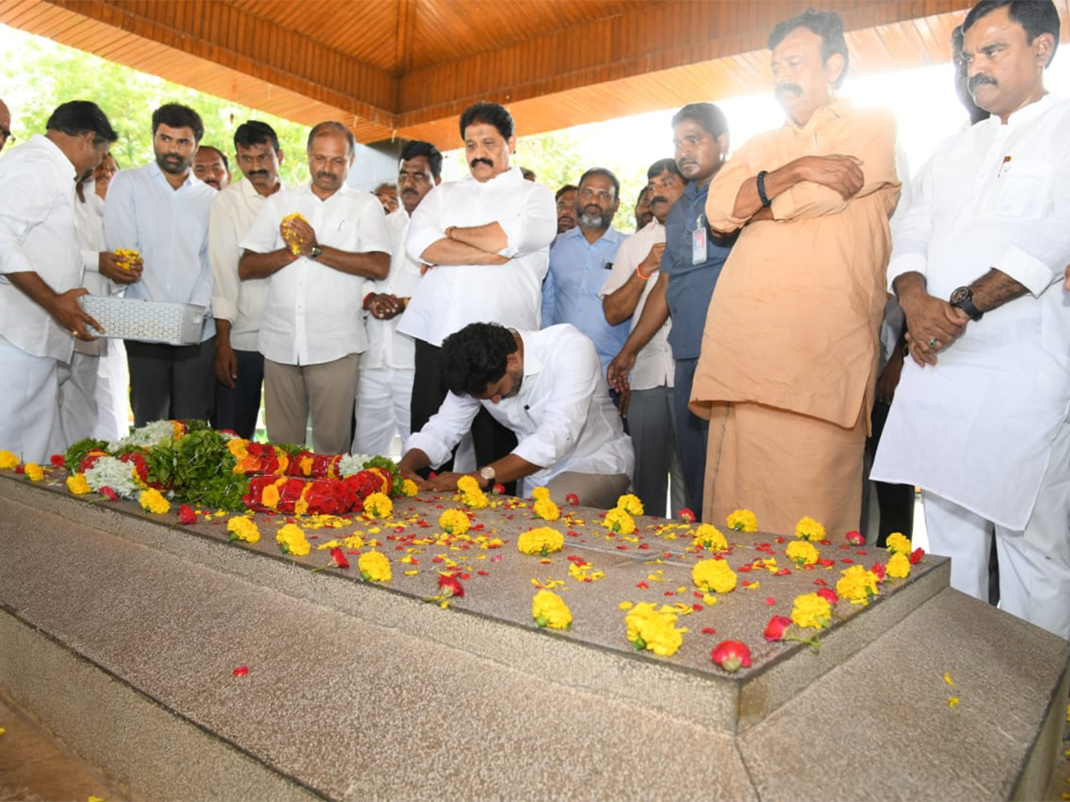 YS Jagan Pays Tribute To Dr YS Rajasekhara Reddy at YSR Ghat6