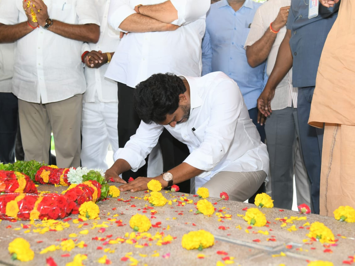 YS Jagan Pays Tribute To Dr YS Rajasekhara Reddy at YSR Ghat7