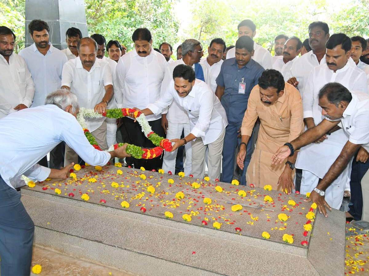 YS Jagan Pays Tribute To Dr YS Rajasekhara Reddy at YSR Ghat8