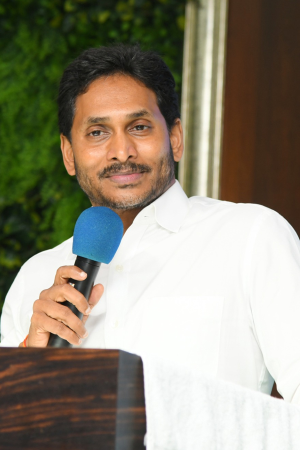 YS Jagan Mohan Reddy Meeting with Eluru district leaders Photos9