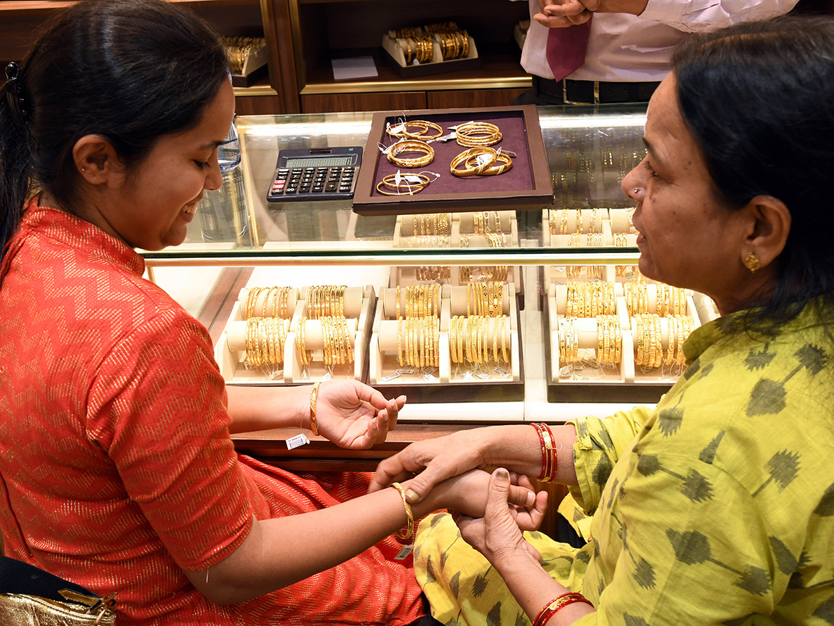 Public Rush At Gold Shops Ahead Of Dhantrayodashi 20241