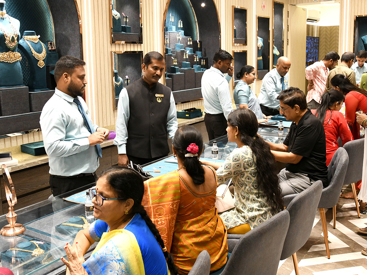 Public Rush At Gold Shops Ahead Of Dhantrayodashi 202410