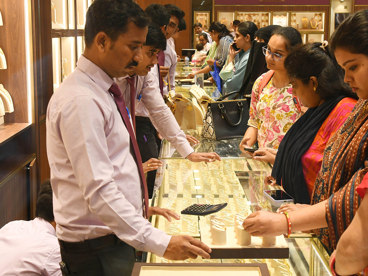 Public Rush At Gold Shops Ahead Of Dhantrayodashi 202411