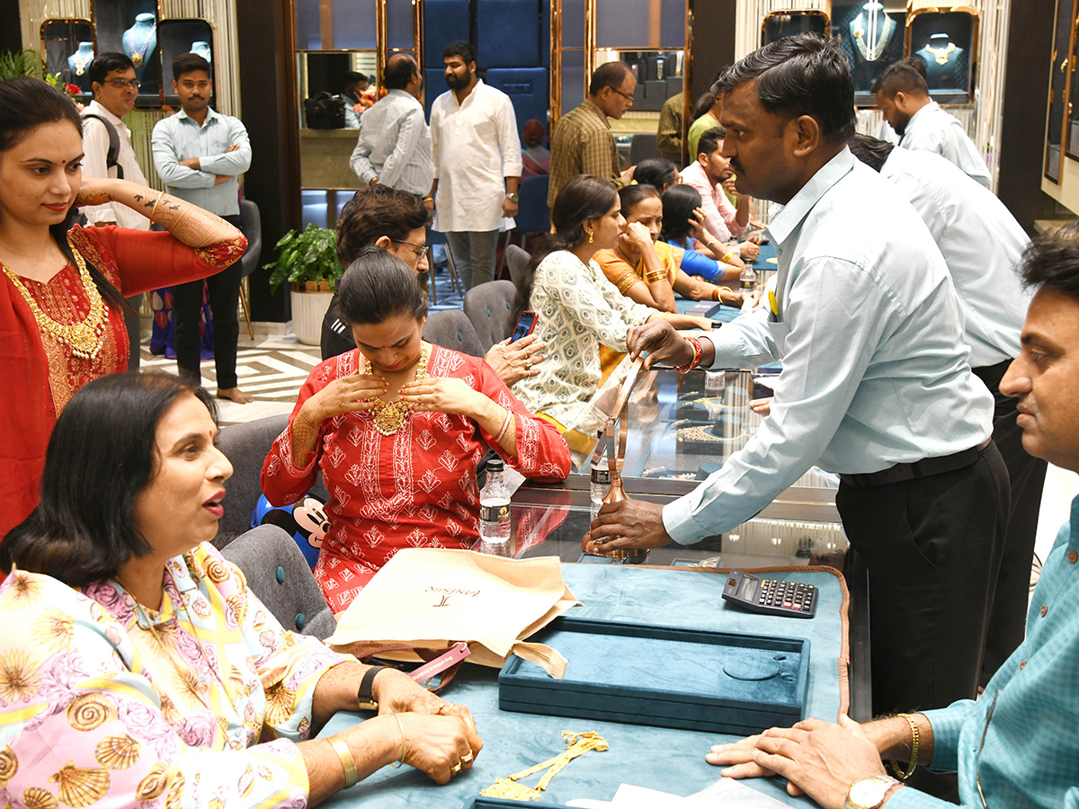 Public Rush At Gold Shops Ahead Of Dhantrayodashi 202412