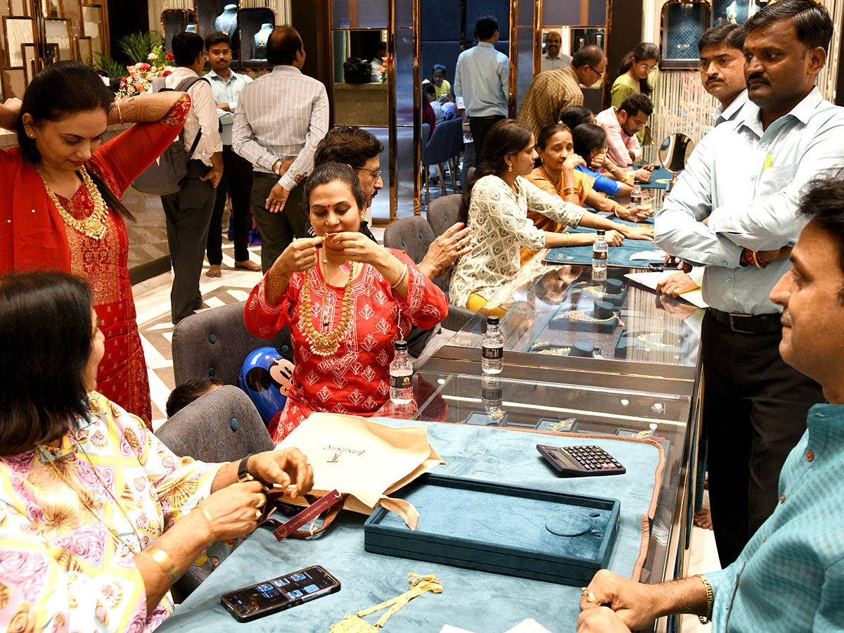 Public Rush At Gold Shops Ahead Of Dhantrayodashi 202413