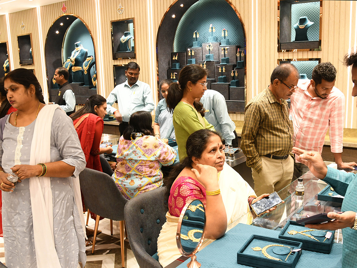 Public Rush At Gold Shops Ahead Of Dhantrayodashi 202414