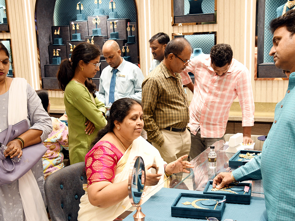 Public Rush At Gold Shops Ahead Of Dhantrayodashi 202415