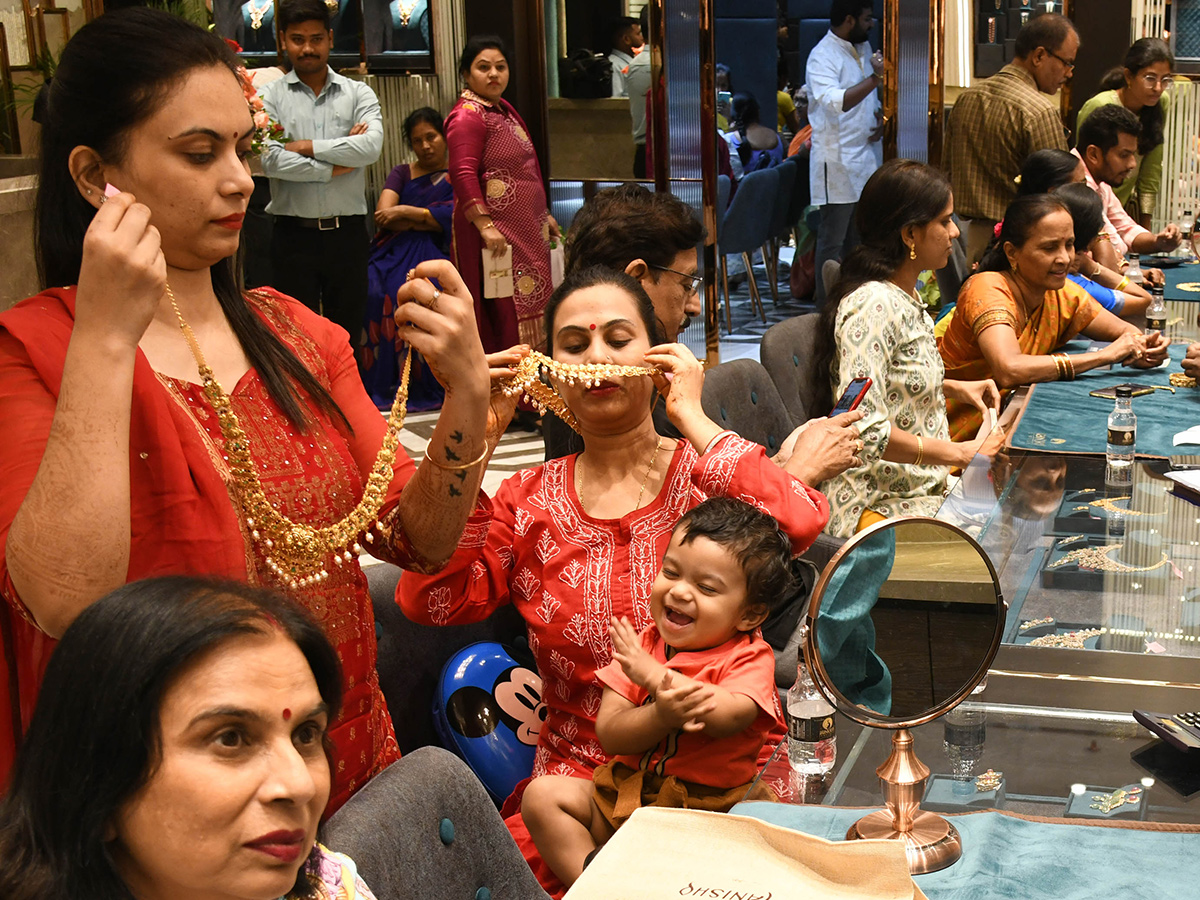 Public Rush At Gold Shops Ahead Of Dhantrayodashi 202416