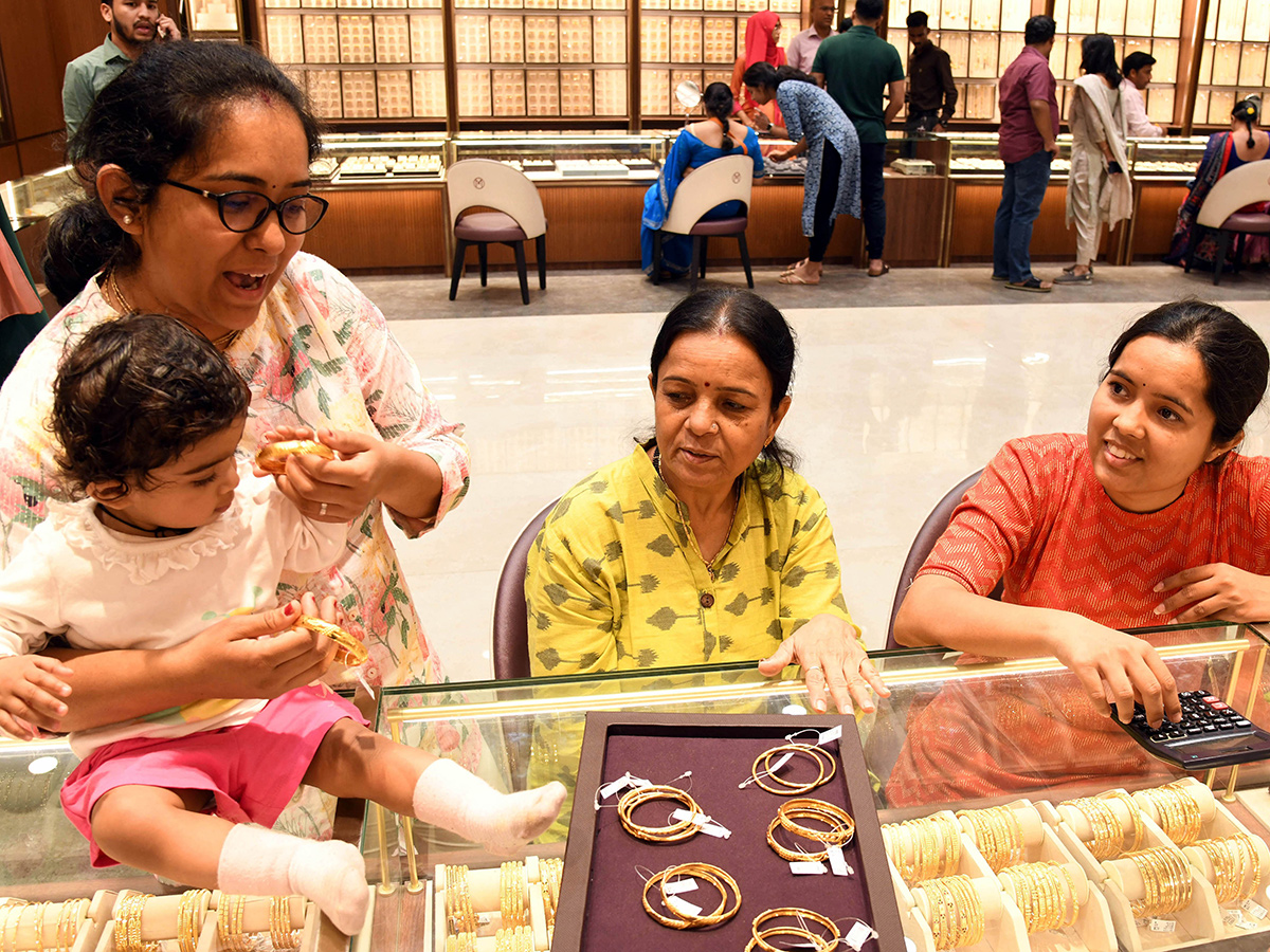 Public Rush At Gold Shops Ahead Of Dhantrayodashi 20242