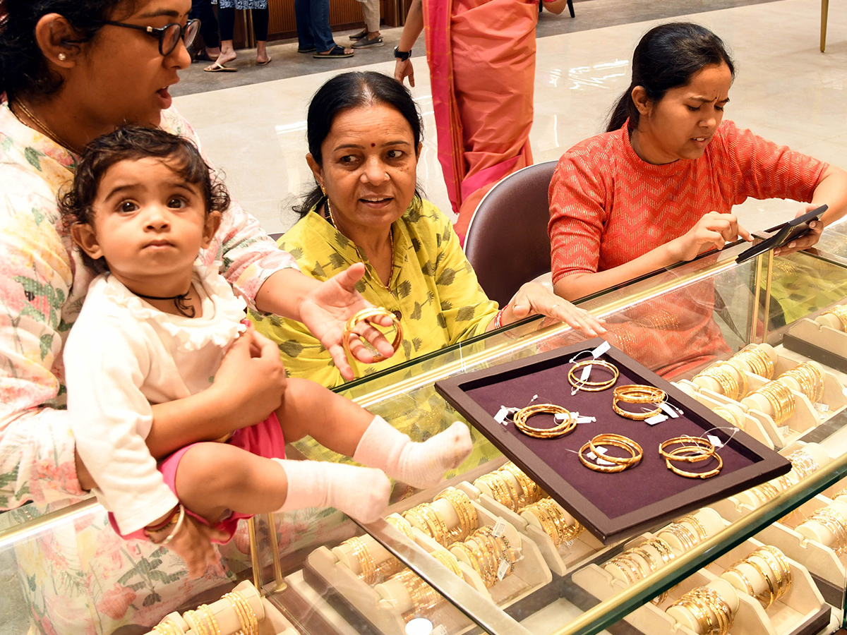 Public Rush At Gold Shops Ahead Of Dhantrayodashi 20243