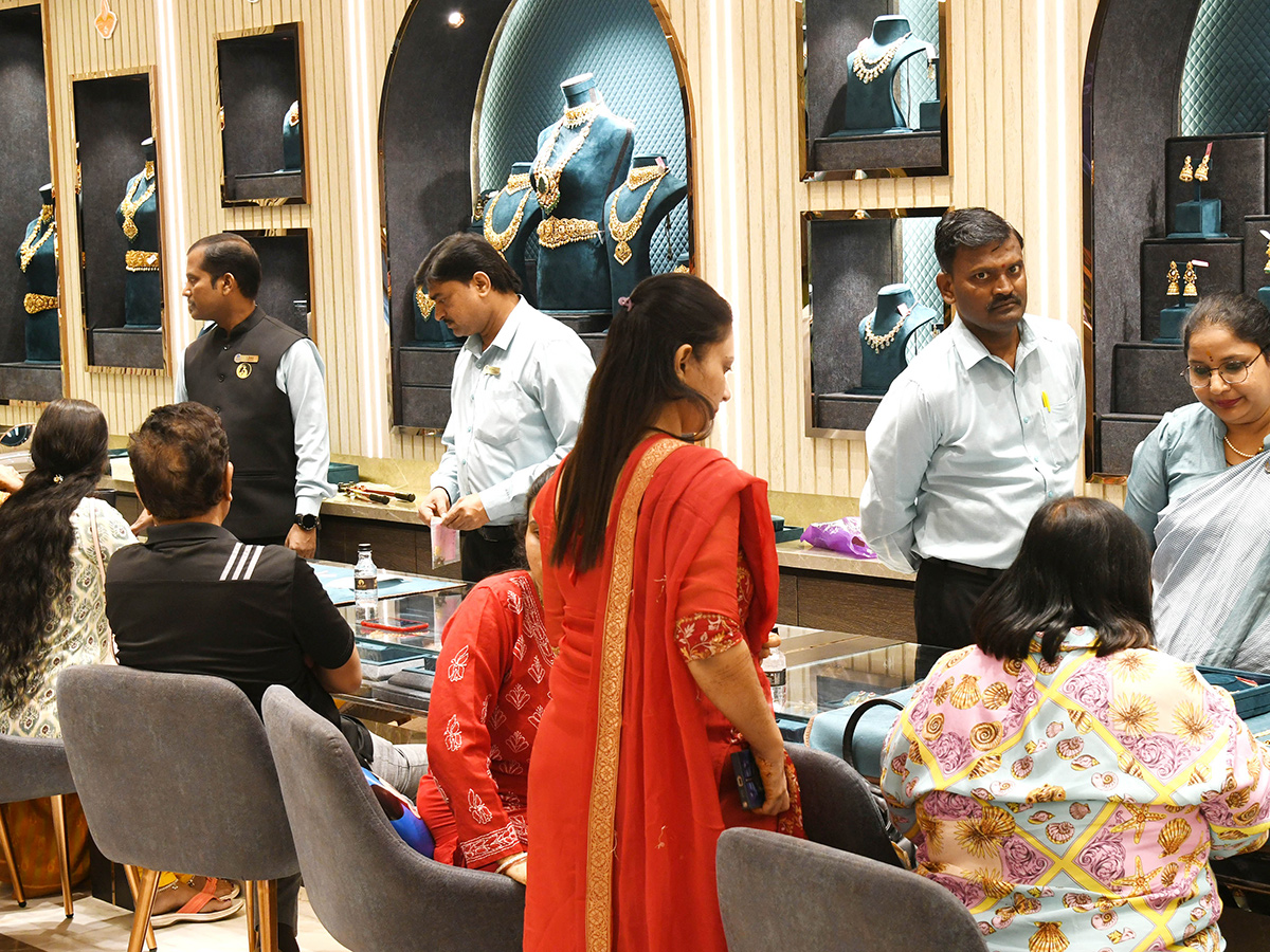 Public Rush At Gold Shops Ahead Of Dhantrayodashi 20248