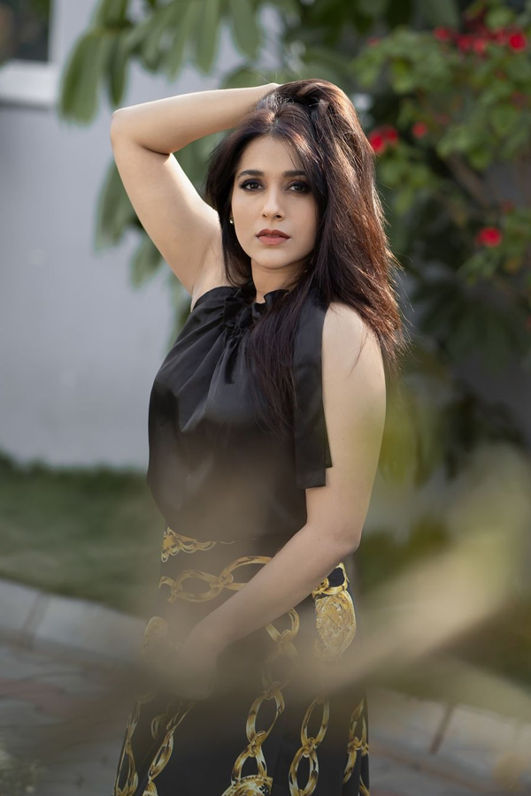 Rashmi Gautam Stuns In Black Fusion Wear Outfit Photos9