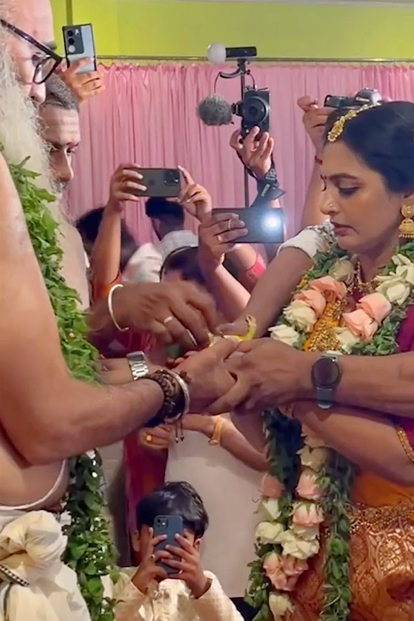 TV actors Kris Venugopal and Divya Sreedhar get married Photo Gallery5