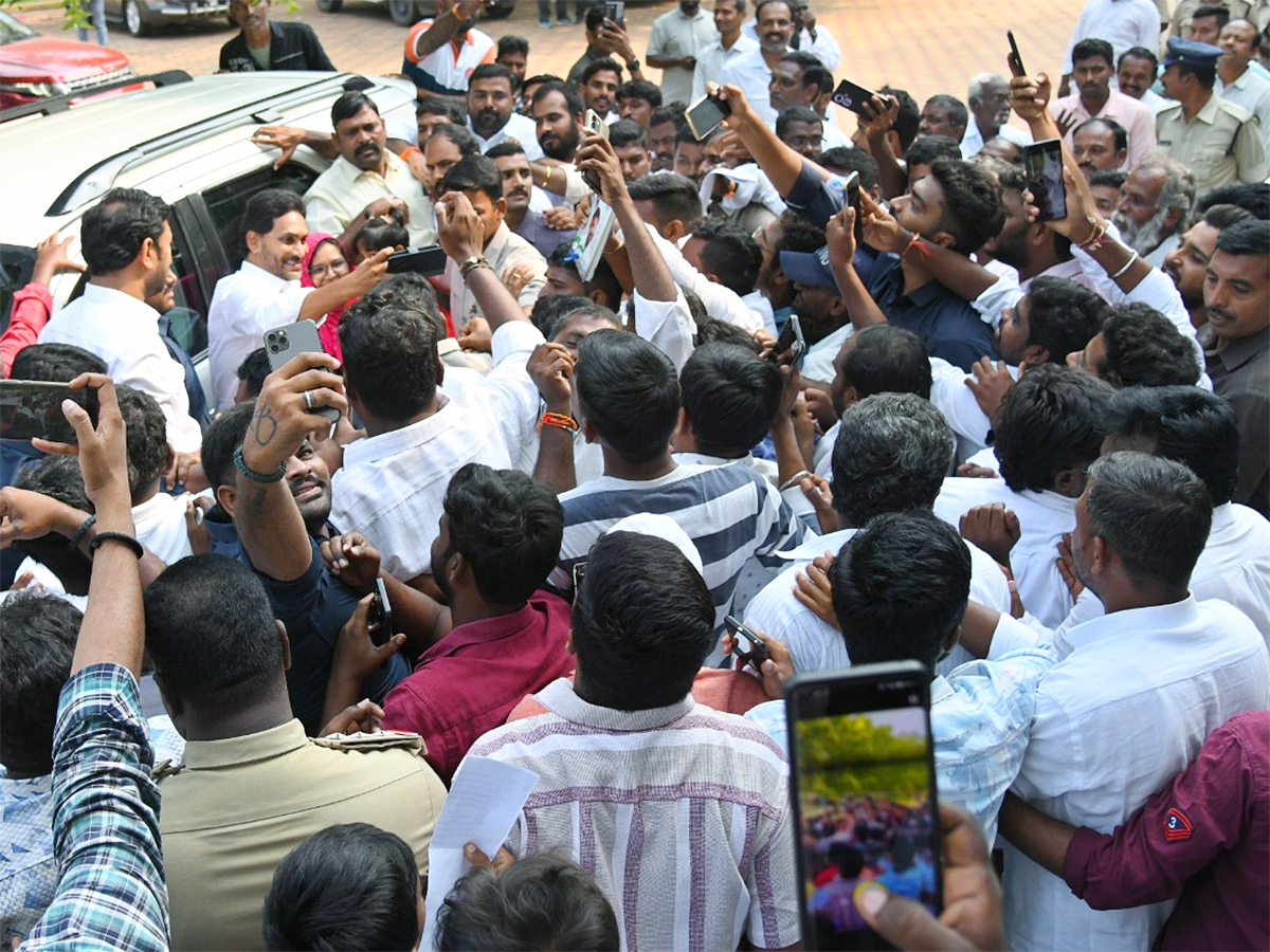 YS Jagan Praja Darbar At Kadapa Pulivendula Photos7