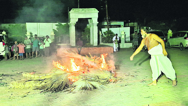 నరకాసుర దహనం... మిన్నంటిన సంబరం 1