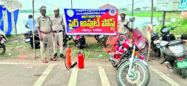 దీపావళి వేడుకలకు జిల్లా ముస్తాబైంది. పూలు, పూజాసామగ్రి 1