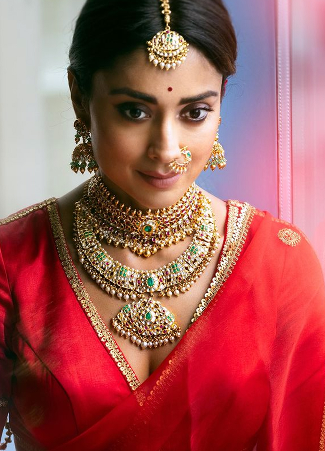 Shriya Saran celebrates Diwali with her cute daughter: Photos6