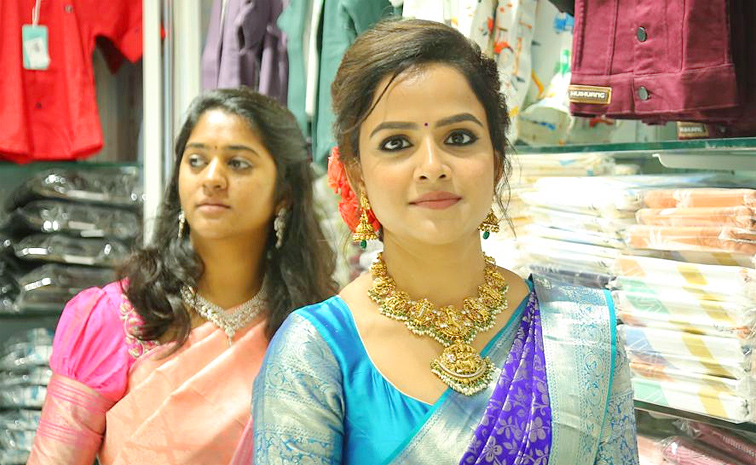 vaishnavi chaitanya Baby movie heroine Launch Shopping Mall in Nalgonda Photos18