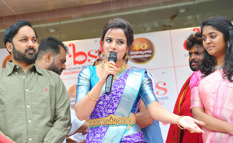 vaishnavi chaitanya Baby movie heroine Launch Shopping Mall in Nalgonda Photos2