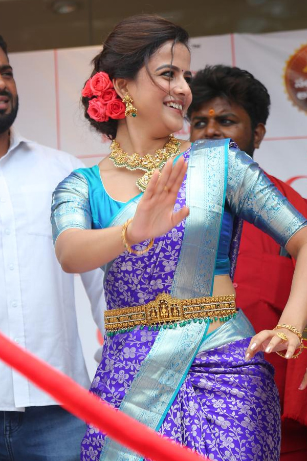 vaishnavi chaitanya Baby movie heroine Launch Shopping Mall in Nalgonda Photos4