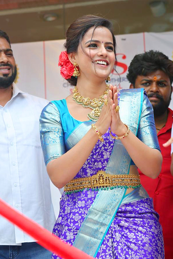 vaishnavi chaitanya Baby movie heroine Launch Shopping Mall in Nalgonda Photos7