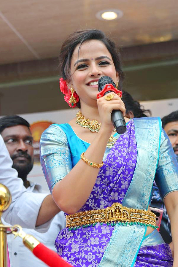 vaishnavi chaitanya Baby movie heroine Launch Shopping Mall in Nalgonda Photos8