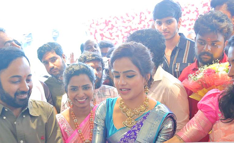 vaishnavi chaitanya Baby movie heroine Launch Shopping Mall in Nalgonda Photos10