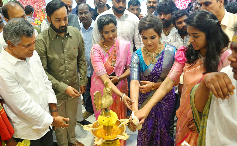 vaishnavi chaitanya Baby movie heroine Launch Shopping Mall in Nalgonda Photos13