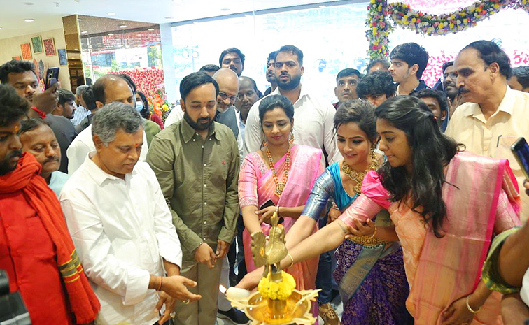 vaishnavi chaitanya Baby movie heroine Launch Shopping Mall in Nalgonda Photos14