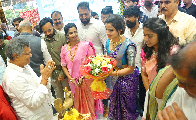 vaishnavi chaitanya Baby movie heroine Launch Shopping Mall in Nalgonda Photos17