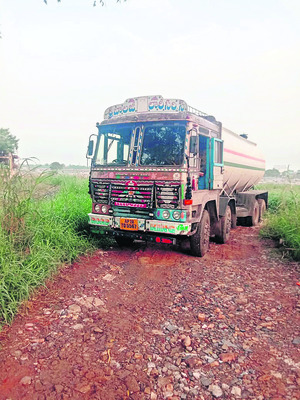 మున్నేటిలో ఫ్యాక్టరీల వ్యర్థాలు1