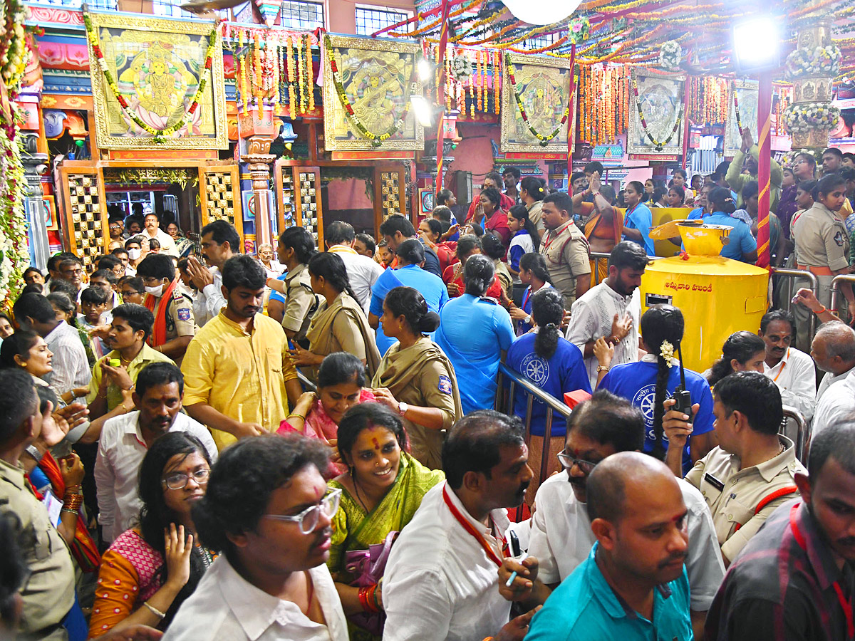 Dussehra Sarannavaratri Utsavalu 6th Day at Indrakeeladri  Photos11