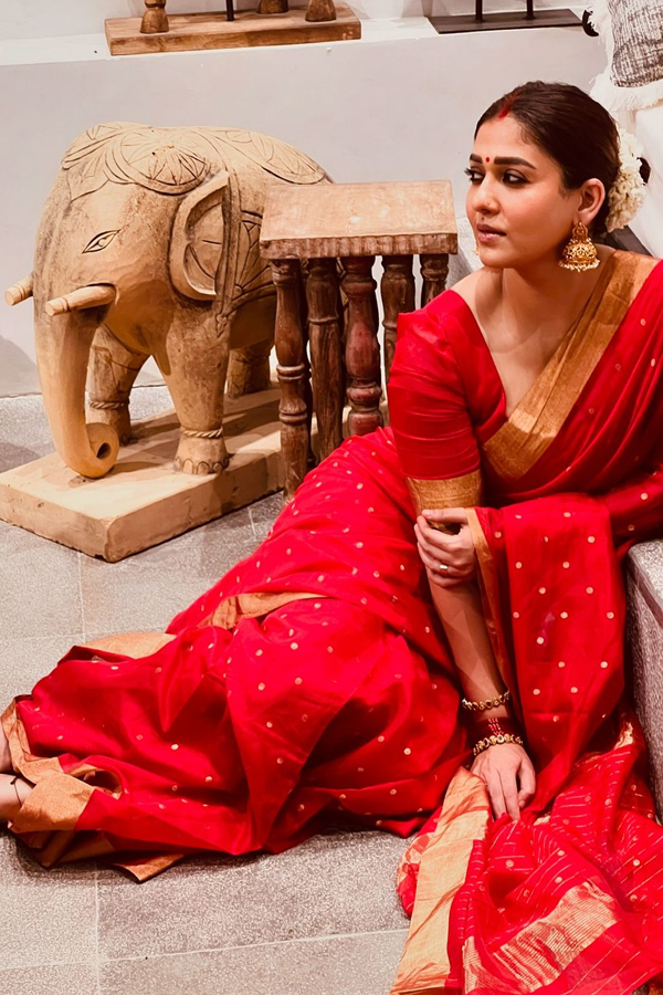 Nayanthara Ultra Classy Look In Red Saree Photos Viral2