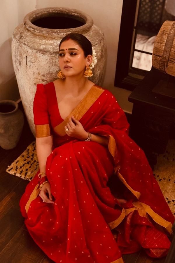 Nayanthara Ultra Classy Look In Red Saree Photos Viral12