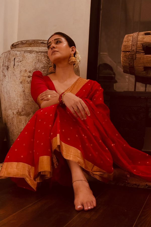 Nayanthara Ultra Classy Look In Red Saree Photos Viral6