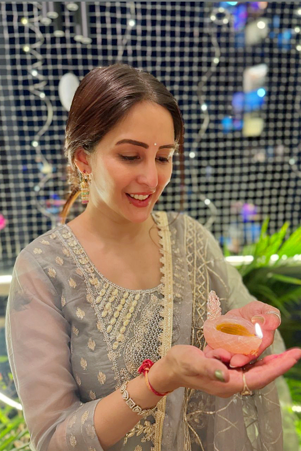 Chahatt Khanna Performs Housewarming Puja At New Home, Shifts With Her New Puppy Photos Goes Viral2