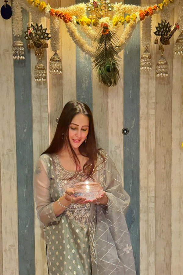 Chahatt Khanna Performs Housewarming Puja At New Home, Shifts With Her New Puppy Photos Goes Viral11