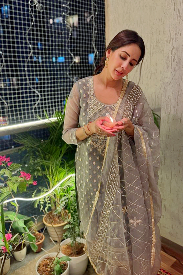 Chahatt Khanna Performs Housewarming Puja At New Home, Shifts With Her New Puppy Photos Goes Viral4