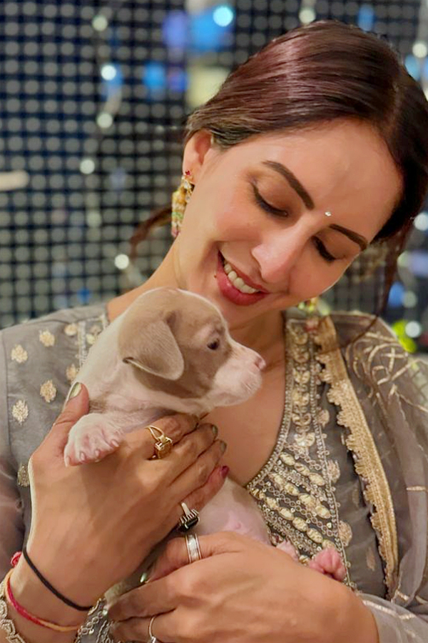 Chahatt Khanna Performs Housewarming Puja At New Home, Shifts With Her New Puppy Photos Goes Viral8