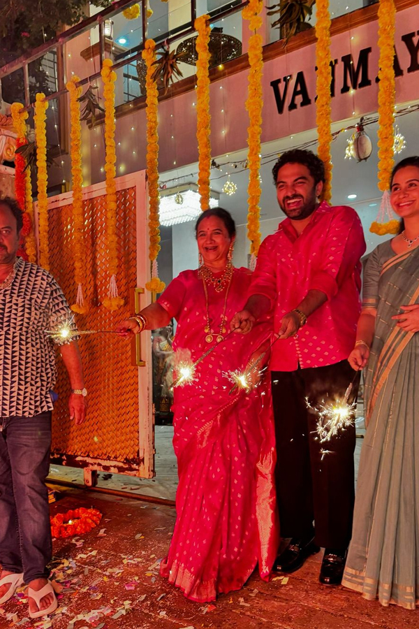 Celebrities Diwali 2024 Grand Celebrations Photos Goes Viral9