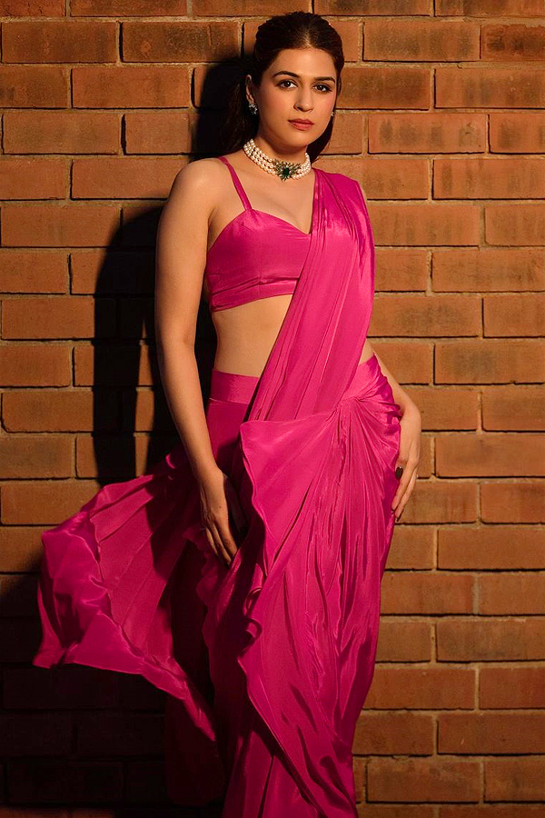 Shraddha Das debuts as singer in Kanguva Photos20