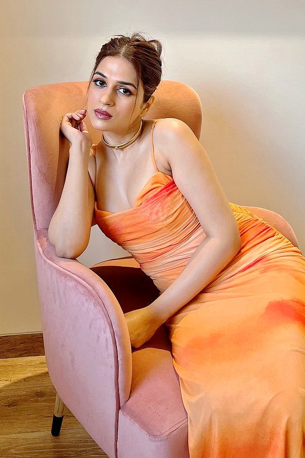 Shraddha Das debuts as singer in Kanguva Photos2