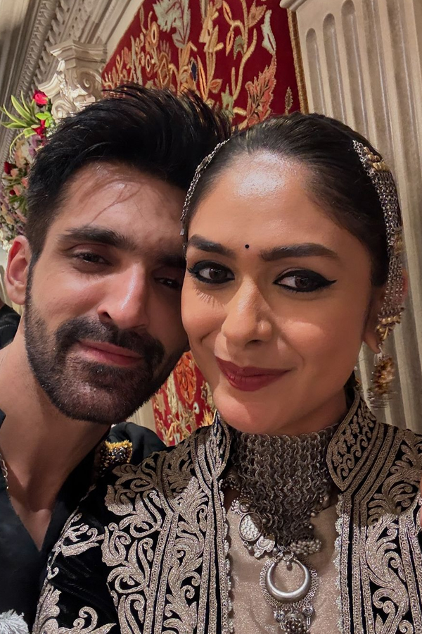 Mrunal Thakur's Grand Festival Celebrations With Family And Friends Pics Viral11