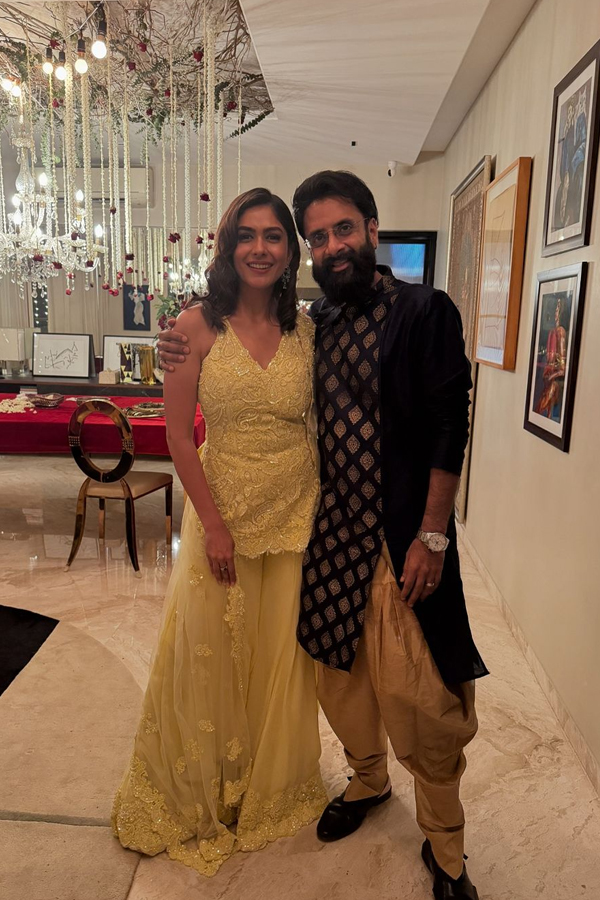 Mrunal Thakur's Grand Festival Celebrations With Family And Friends Pics Viral12