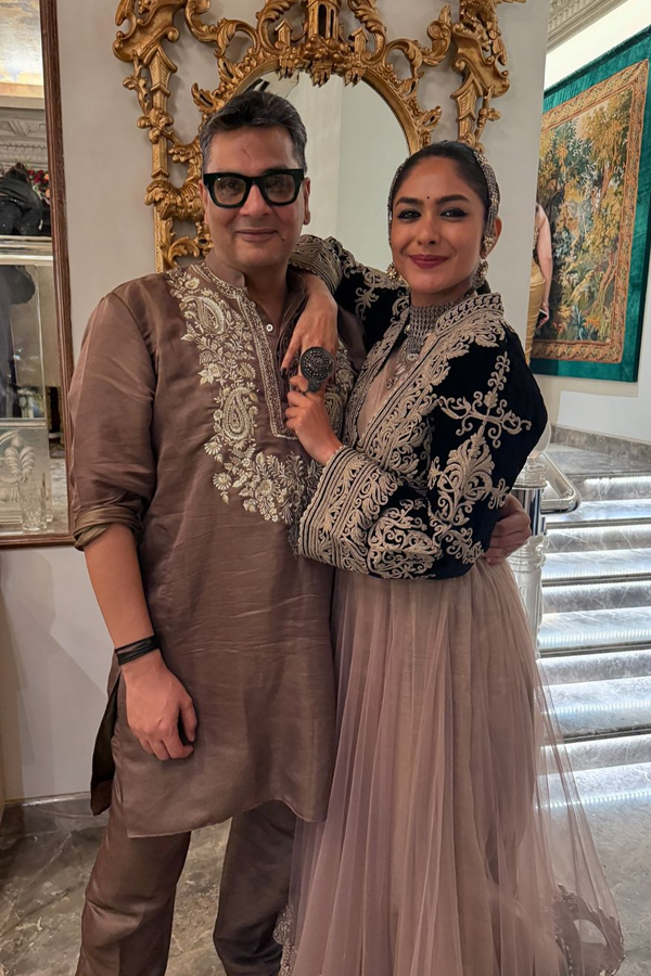 Mrunal Thakur's Grand Festival Celebrations With Family And Friends Pics Viral13