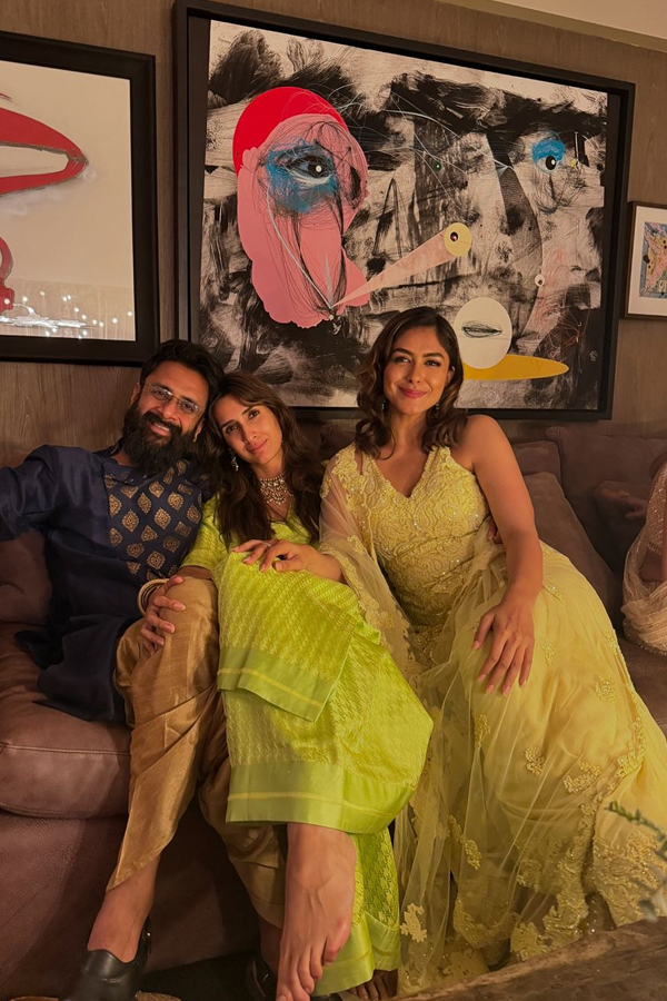 Mrunal Thakur's Grand Festival Celebrations With Family And Friends Pics Viral14